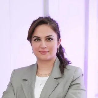 Uzm. Dr. Esra Özhan Aşıkhasanoğlu — Çocuk ve Ergen Psikiyatrisi, Kayseri. Portre fotoğrafı.