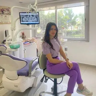 Dt. Zülal Daban Koluman — Diş Hekimi, Mersin. Portre fotoğrafı.