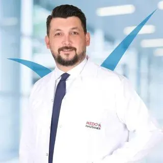Doç. Dr. Emir Kaan İzci — Beyin Ve Sinir Cerrahisi, Selçuklu, Konya. Portre fotoğrafı.