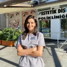 Dt. Nehir Alper — Diş Hekimi, Adana. Portre fotoğrafı.