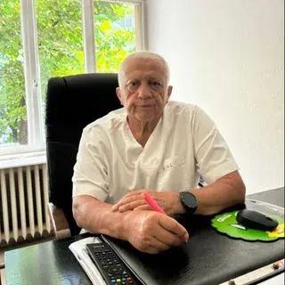 Uzm. Dr. Halil Çelik — Kadın Hastalıkları Ve Doğum, Eskişehir. Portre fotoğrafı.