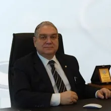 Prof. Dr. Uygur Er — Beyin Ve Sinir Cerrahisi, Ankara. Portre fotoğrafı.