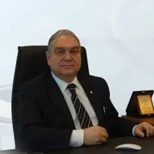 Prof. Dr. Uygur Er — Beyin Ve Sinir Cerrahisi, Ankara. Portre fotoğrafı.
