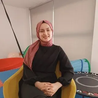 Erg. Merve Büşra Ay — Ergoterapi, Antalya. Portre fotoğrafı.