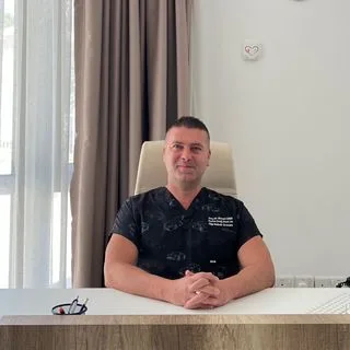 Uzm. Dr. Ahmet Eser — Kadın Hastalıkları Ve Doğum. Portre fotoğrafı.
