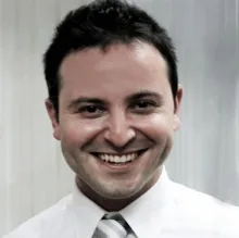 Op. Dr. Hüseyin Gerçek — Plastik Rekonstrüktif Ve Estetik Cerrahi, Eskişehir. Portre fotoğrafı.