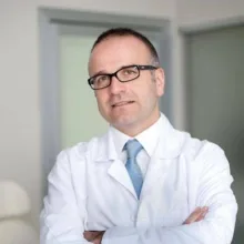 Prof. Dr. Şenol Civelek — Kulak Burun Boğaz, İstanbul. Portre fotoğrafı.