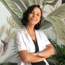 Op. Dr. Ebru Şen — Plastik Rekonstrüktif Ve Estetik Cerrahi, İstanbul. Portre fotoğrafı.
