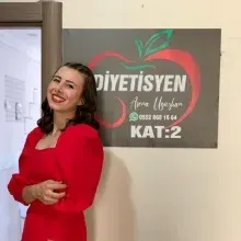 Dyt. Asena Uğuzhan — Diyetisyen. Portre fotoğrafı.