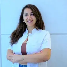 Dt. Hande Deniz Alagöz — Diş Hekimi, İstanbul. Portre fotoğrafı.