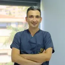 Dt. Mehmet Ünver — Diş Hekimi, İstanbul. Portre fotoğrafı.