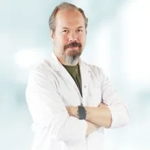 Uzm. Dr. Ogün Hatiboğlu — Endokrinoloji Ve Metabolizma Hastalıkları, Buca, İzmir. Portre fotoğrafı.