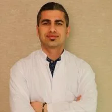 Uzm. Dr. Hozan Saatçıoğlu — Çocuk ve Ergen Psikiyatrisi, İstanbul. Portre fotoğrafı.