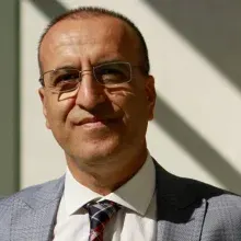 Doç. Dr. Süleyman Köz — Pendik, İstanbul. Portre fotoğrafı.