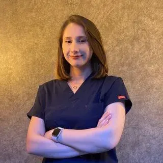 Dt. Yasemin Girişken — Diş Hekimi, Gaziantep. Portre fotoğrafı.