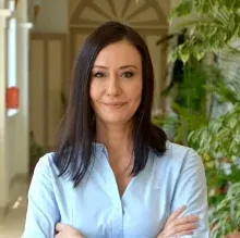 Prof. Dr. Aslı Demirtaş Tatlıdede — Nöroloji, İstanbul. Portre fotoğrafı.