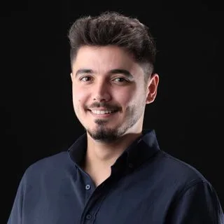 Dt. Emir Öztürk — Diş Hekimi. Portre fotoğrafı.