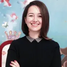 Dr. Dt. Pınar Kıymet Karataban — Çocuk Diş Hekimliği (Pedodonti), İstanbul. Portre fotoğrafı.