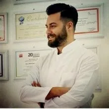 Dt. Ömer Emre Gökçeoğlu — Diş Hekimi, Battalgazi, Malatya. Portre fotoğrafı.