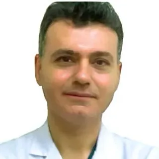 Uzm. Dr. Mustafa Volkan Demir — İç Hastalıkları, İstanbul. Portre fotoğrafı.