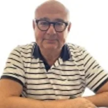 Prof. Dr. Tayfun Günbay — Konak, İzmir. Portre fotoğrafı.