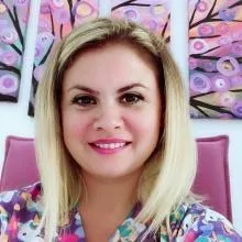 Dr. Dt. Gözde Işıksal Pekdemir — Çocuk Diş Hekimliği (Pedodonti), İstanbul. Portre fotoğrafı.