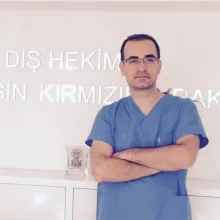 Dt. Sezgin Kırmızıbayrak — Diş Hekimi, İzmir. Portre fotoğrafı.