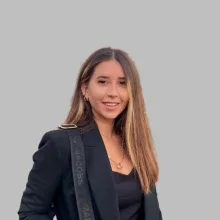 Psk. Özge Yalçın — Psikoloji, Antalya. Portre fotoğrafı.