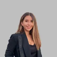 Psk. Özge Yalçın — Psikoloji, Antalya. Portre fotoğrafı.
