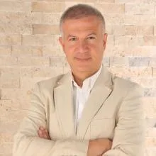 Dr. Levent Türbedar — Sertifikalı Medikal Estetik, İstanbul. Portre fotoğrafı.