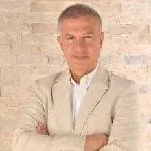 Dr. Levent Türbedar — Sertifikalı Medikal Estetik, İstanbul. Portre fotoğrafı.