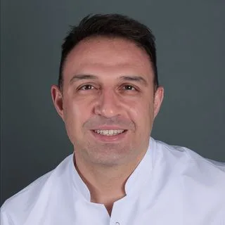 Dt. Muzaffer Aytaç Altıntaş — Diş Hekimi, Konya. Portre fotoğrafı.