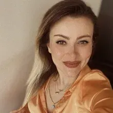 Dyt. Burcu Mehmetoğlu — Diyetisyen, İzmir. Portre fotoğrafı.