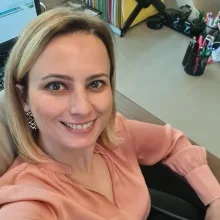 Doç. Dr. Çiğdem Yektaş — Çocuk ve Ergen Psikiyatrisi, İstanbul. Portre fotoğrafı.
