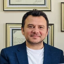Kl. Psk. Dr. Emre Ayar — Psikoloji, Antalya. Portre fotoğrafı.