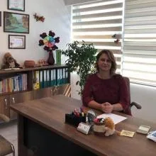 Uzm. Dr. Esra Güzel — Çocuk ve Ergen Psikiyatrisi, Adana. Portre fotoğrafı.