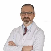 Uzm. Dr. Miraç Ergen — Çocuk Sağlığı Ve Hastalıkları, İstanbul. Portre fotoğrafı.