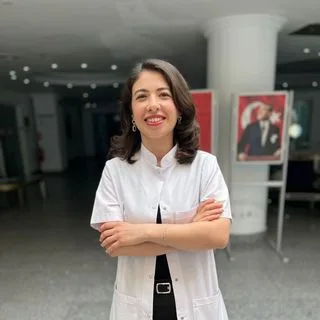 Op. Dr. Özlem Yerlioğlu — Kadın Hastalıkları Ve Doğum, Kuşadası, Aydın. Portre fotoğrafı.