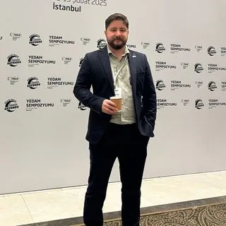 Psk. Kadir Emre Bakıcı — Psikoloji, Uşak. Portre fotoğrafı.