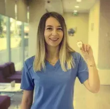 Uzm. Dt. Özge Şentürk — Çocuk Diş Hekimliği (Pedodonti), Nilüfer, Bursa. Portre fotoğrafı.
