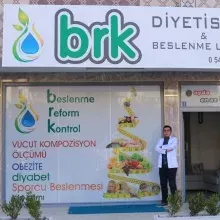 Uzm. Dyt. Burak Kayıkçı — Diyetisyen, Ankara. Portre fotoğrafı.