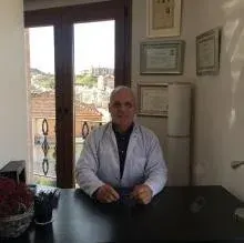 Doç. Dr. Ömer Faruk Baykal — Protetik Diş Tedavisi, İstanbul. Portre fotoğrafı.