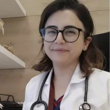 Uzm. Dr. Medine Özge Maviş — Çocuk Sağlığı Ve Hastalıkları, Çankaya, Ankara. Portre fotoğrafı.