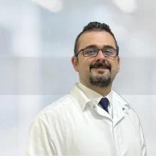 Op. Dr. Ökkeş Celil Gökçek — Beyin Ve Sinir Cerrahisi, Tuzla, İstanbul. Portre fotoğrafı.