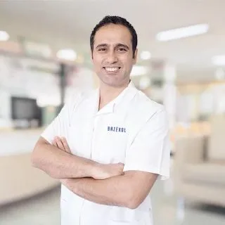 Op. Dr. İrfan Özer — Kadın Hastalıkları Ve Doğum, İzmir. Portre fotoğrafı.