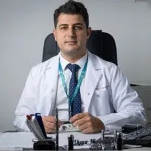 Doç. Dr. Uygar Miçooğulları — Çiğli, İzmir. Portre fotoğrafı.