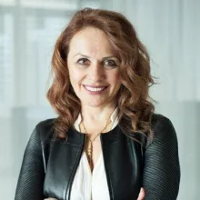 Uzm. Dr. Özlem Sürücü — Çocuk ve Ergen Psikiyatrisi, İstanbul. Portre fotoğrafı.