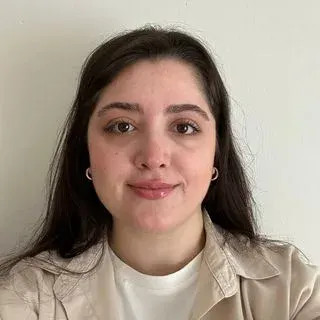 Fzt. Ayşe Gül Türkmenoğlu — Fizyoterapi Ve Rehabilitasyon. Portre fotoğrafı.