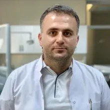 Dr. Dt. Hasan Orakçıoğlu — Ortodonti. Portre fotoğrafı.