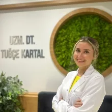 Uzm. Dt. Tuğçe Kartal — Eskişehir. Portre fotoğrafı.